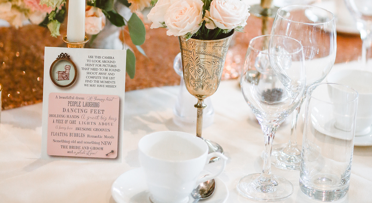 披露宴会場のテーブルに置かれたウェルカムカード