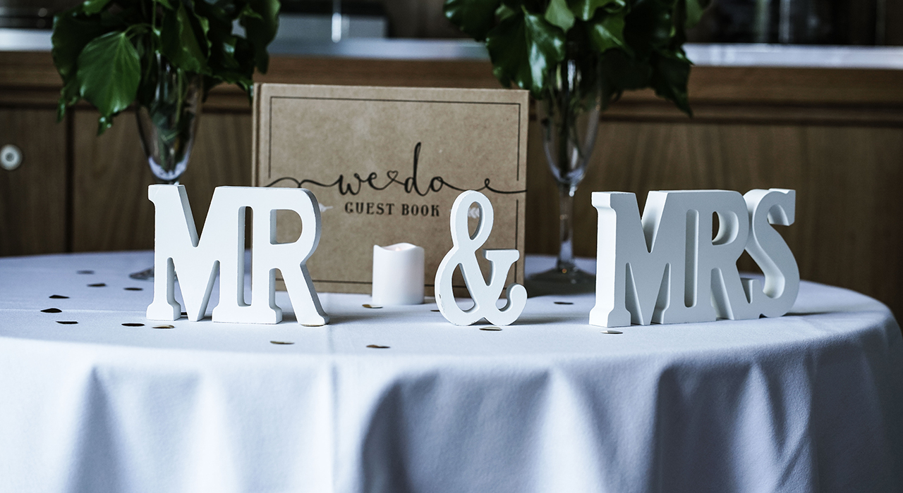 披露宴会場のゲスト席テーブル